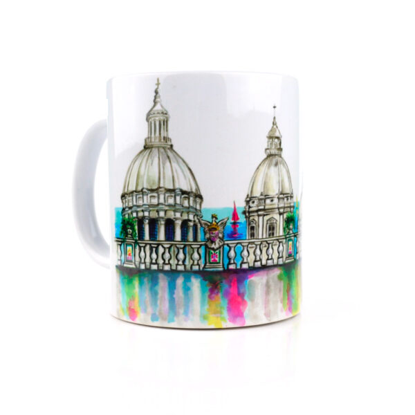 Tazza in ceramica lucida con disegno di vista su cupole della città