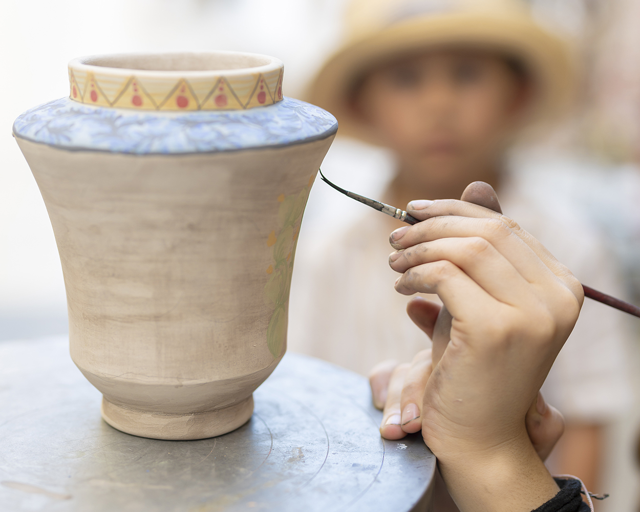 Artigiano al lavoro sulla ceramica — Sicilia